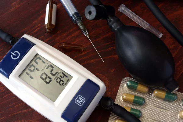 Blood pressure meter showing a high level of blood pressure — Stock Photo, Image