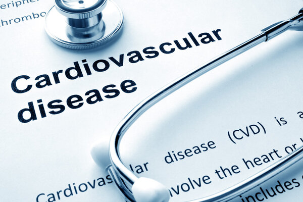 Бумага со словами сердечно-сосудистые заболевания и стетоскоп
.