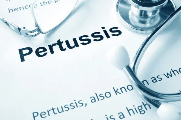 Kertas dengan penyakit Pertussis kata dan stetoskop . — Stok Foto