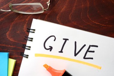 Not etmek üstünde bir tablo üzerinde yazılı verin.