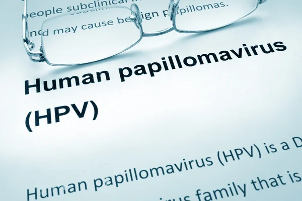 Папір зі словами HPV інфекція та окуляри . — стокове фото