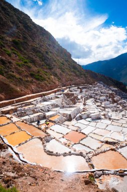Cusco, Peru 'daki Maras' ın tuz terasları. Kutsal Vadi And Dağları..