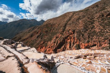 Cusco, Peru 'daki Maras' ın tuz terasları. Kutsal Vadi And Dağları..