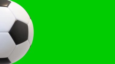 Yeşil ekran arkaplanlı dönen futbolun yakın görüntüsü