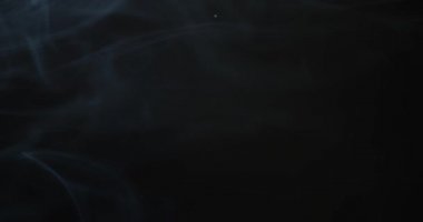 Gece arkaplanlı sihirli duman yavaş çekim
