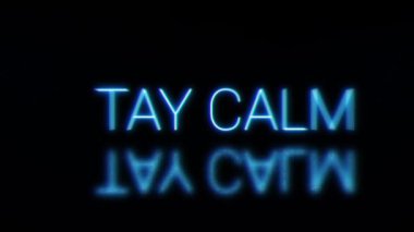 Sakin ol parlak neon levha. Yanıp sönen mavi ışık harfleri gölge şeklinde. Royalty ücretsiz 4K video animasyonu, izole edilmiş renkli tarih işareti sembolleri.