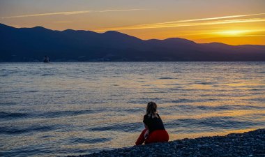 Kahraman şehir Novorossiysk, Rusya ülkesi. Novorossiysk bir ulaşım merkezi. Kent, Karadeniz Donanma Üssü ve yolcu ve kargo limanları ve bir petrol limanının da yer aldığı Rusya ve Karadeniz 'in en büyük limanına ev sahipliği yapmaktadır..