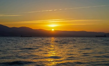 Kahraman şehir Novorossiysk, Rusya ülkesi. Novorossiysk bir ulaşım merkezi. Kent, Karadeniz Donanma Üssü ve yolcu ve kargo limanları ve bir petrol limanının da yer aldığı Rusya ve Karadeniz 'in en büyük limanına ev sahipliği yapmaktadır..