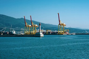 Kahraman şehir Novorossiysk, Rusya ülkesi. Novorossiysk bir ulaşım merkezi. Kent, Karadeniz Donanma Üssü ve yolcu ve kargo limanları ve bir petrol limanının da yer aldığı Rusya ve Karadeniz 'in en büyük limanına ev sahipliği yapmaktadır..