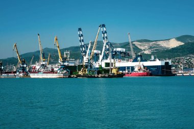 Kahraman şehir Novorossiysk, Rusya ülkesi. Novorossiysk bir ulaşım merkezi. Kent, Karadeniz Donanma Üssü ve yolcu ve kargo limanları ve bir petrol limanının da yer aldığı Rusya ve Karadeniz 'in en büyük limanına ev sahipliği yapmaktadır..