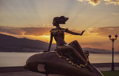 Kahraman şehir Novorossiysk, Rusya ülkesi. Novorossiysk bir ulaşım merkezi. Kent, Karadeniz Donanma Üssü ve yolcu ve kargo limanları ve bir petrol limanının da yer aldığı Rusya ve Karadeniz 'in en büyük limanına ev sahipliği yapmaktadır..