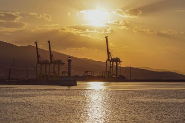 Kahraman şehir Novorossiysk, Rusya ülkesi. Novorossiysk bir ulaşım merkezi. Kent, Karadeniz Donanma Üssü ve yolcu ve kargo limanları ve bir petrol limanının da yer aldığı Rusya ve Karadeniz 'in en büyük limanına ev sahipliği yapmaktadır..