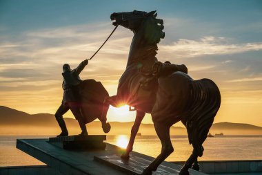 Kahraman şehir Novorossiysk, Rusya ülkesi. Novorossiysk bir ulaşım merkezi. Kent, Karadeniz Donanma Üssü ve yolcu ve kargo limanları ve bir petrol limanının da yer aldığı Rusya ve Karadeniz 'in en büyük limanına ev sahipliği yapmaktadır..