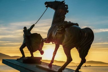 Kahraman şehir Novorossiysk, Rusya ülkesi. Novorossiysk bir ulaşım merkezi. Kent, Karadeniz Donanma Üssü ve yolcu ve kargo limanları ve bir petrol limanının da yer aldığı Rusya ve Karadeniz 'in en büyük limanına ev sahipliği yapmaktadır..