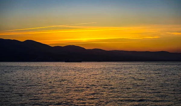 Kahraman şehir Novorossiysk, Rusya ülkesi. Novorossiysk bir ulaşım merkezi. Kent, Karadeniz Donanma Üssü ve yolcu ve kargo limanları ve bir petrol limanının da yer aldığı Rusya ve Karadeniz 'in en büyük limanına ev sahipliği yapmaktadır..