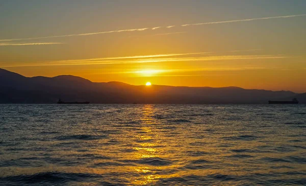Kahraman şehir Novorossiysk, Rusya ülkesi. Novorossiysk bir ulaşım merkezi. Kent, Karadeniz Donanma Üssü ve yolcu ve kargo limanları ve bir petrol limanının da yer aldığı Rusya ve Karadeniz 'in en büyük limanına ev sahipliği yapmaktadır..