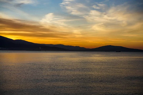 Kahraman şehir Novorossiysk, Rusya ülkesi. Novorossiysk bir ulaşım merkezi. Kent, Karadeniz Donanma Üssü ve yolcu ve kargo limanları ve bir petrol limanının da yer aldığı Rusya ve Karadeniz 'in en büyük limanına ev sahipliği yapmaktadır..