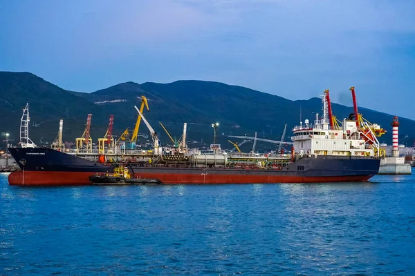 Kahraman şehir Novorossiysk, Rusya ülkesi. Novorossiysk bir ulaşım merkezi. Kent, Karadeniz Donanma Üssü ve yolcu ve kargo limanları ve bir petrol limanının da yer aldığı Rusya ve Karadeniz 'in en büyük limanına ev sahipliği yapmaktadır..