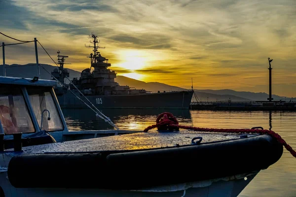 Kahraman şehir Novorossiysk, Rusya ülkesi. Novorossiysk bir ulaşım merkezi. Kent, Karadeniz Donanma Üssü ve yolcu ve kargo limanları ve bir petrol limanının da yer aldığı Rusya ve Karadeniz 'in en büyük limanına ev sahipliği yapmaktadır..