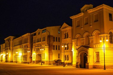 Geceleri Vyborg şehri, binaların ve yapıların mimarisi.