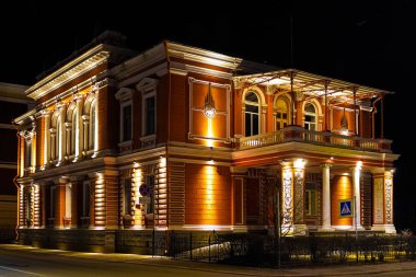 Geceleri Vyborg şehri, binaların ve yapıların mimarisi.