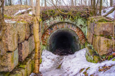 Doğu Vyborg tahkimatları - Vyborg 'un merkez kısmının doğusunda yüksek bir savunma yapıları kompleksi. Taşlayıcı, E.I. Totleben. 1863-1870 'lerde inşa edilmiş..