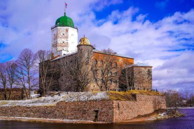 Vyborg Şatosu (Viipurin linna) Finlandiya Körfezi 'nde küçük bir ada üzerine inşa edilmiştir. Sudaki kale, 13. yüzyıla dayanan Vyborg tahkimatlarının en eskisidir..