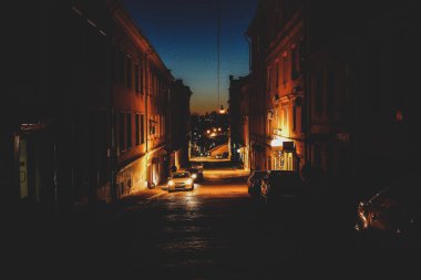 Geceleri Vyborg şehri, binaların ve yapıların mimarisi.