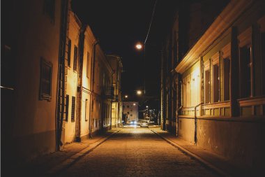 Geceleri Vyborg şehri, binaların ve yapıların mimarisi.