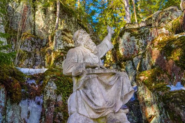 Mon Repos, Leningrad Bölgesi 'nde Vyborg şehrinin kuzeyindeki Tverdysh Adası' nda, Zashchitnaya Körfezi kıyısında kayalık bir peyzaj parkı..