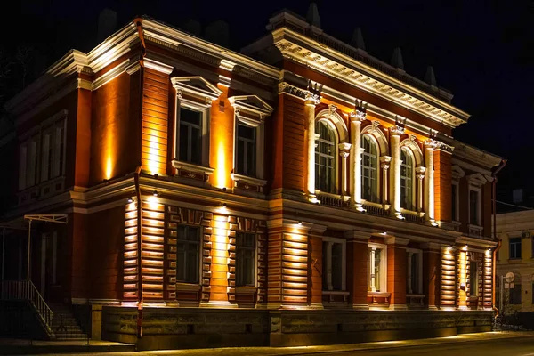 Geceleri Vyborg şehri, binaların ve yapıların mimarisi.