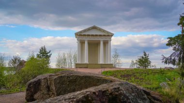 Vyborg. Şehrin kuzey kesimindeki Tverdysh adasında Vyborg Körfezi 'nin Zashchitnaya Körfezi kıyısındaki Monrepos-Rocky peyzaj parkı..