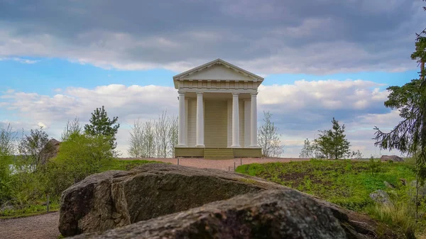 Vyborg. Şehrin kuzey kesimindeki Tverdysh adasında Vyborg Körfezi 'nin Zashchitnaya Körfezi kıyısındaki Monrepos-Rocky peyzaj parkı..