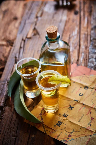 Tequila shot med lime och havet salt — Stockfoto