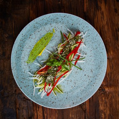 Karışık sebze ile sağlıklı organik salata.