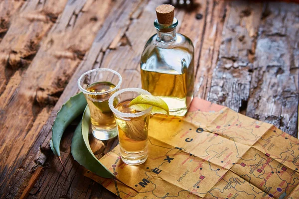 Tequila shot com limão e sal marinho — Fotografia de Stock