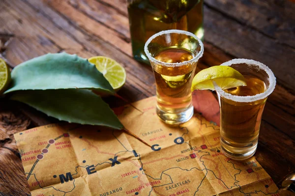 Tequila shot com limão e sal marinho — Fotografia de Stock