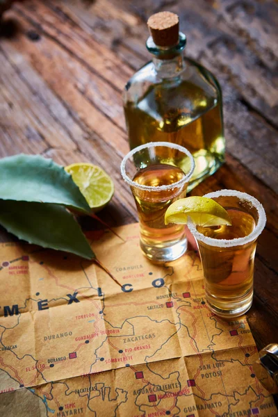 Tequila shot met limoen en zee zout — Stockfoto