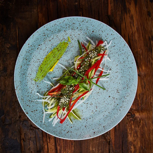 Ensalada orgánica saludable con verduras surtidos . — Foto de Stock