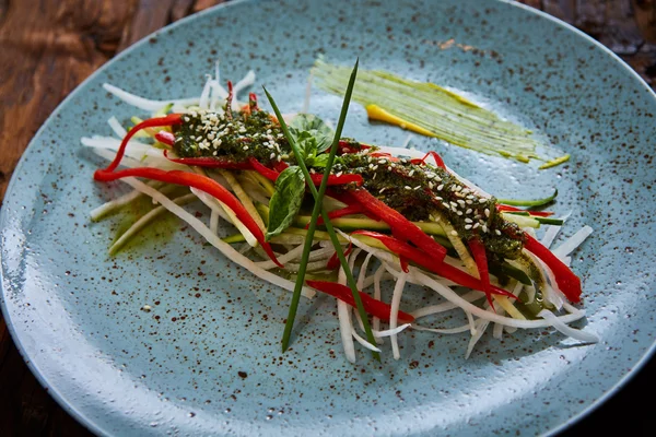 Salada orgânica saudável com legumes variados . — Fotografia de Stock