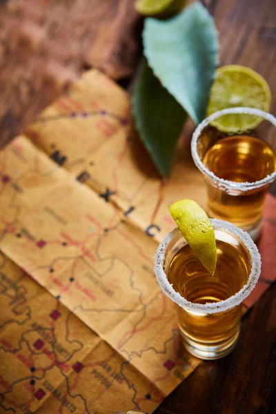 Tequila shot med lime och havet salt — Stockfoto