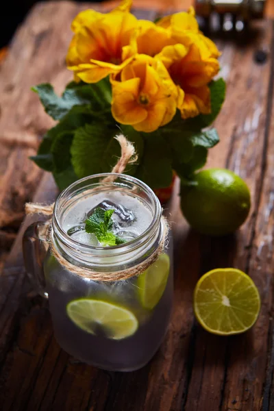 Verse mojito op een rustieke tafel. — Stockfoto