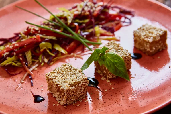 Tofu in einer Schüssel mit Sesam verrühren — Stockfoto