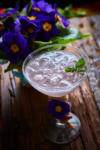 Rosa Cocktails mit frischer Minze — Stockfoto