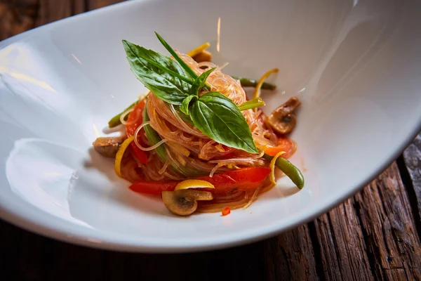 Glas noedels met champignons en groenten. — Stockfoto