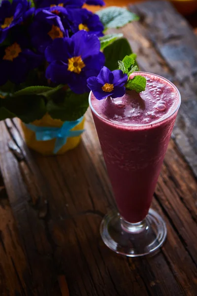 Delicioso smoothie de baga na mesa — Fotografia de Stock