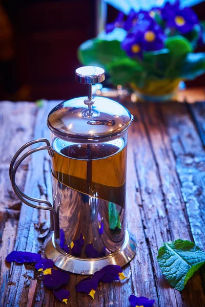 Té de flores en maceta de vidrio sobre una mesa de madera . — Foto de Stock