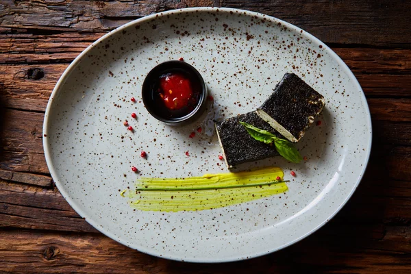 Tofu frito en nori. Servido con salsa — Foto de Stock