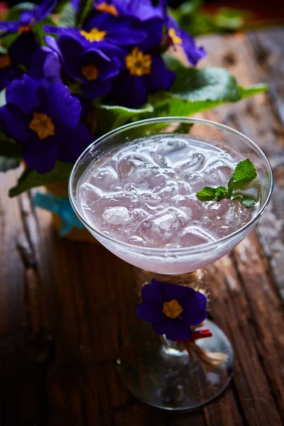 Cocktail rosa con menta fresca — Foto Stock