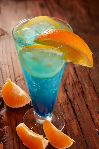Taze kokteyl ile blue curacao — Stok fotoğraf